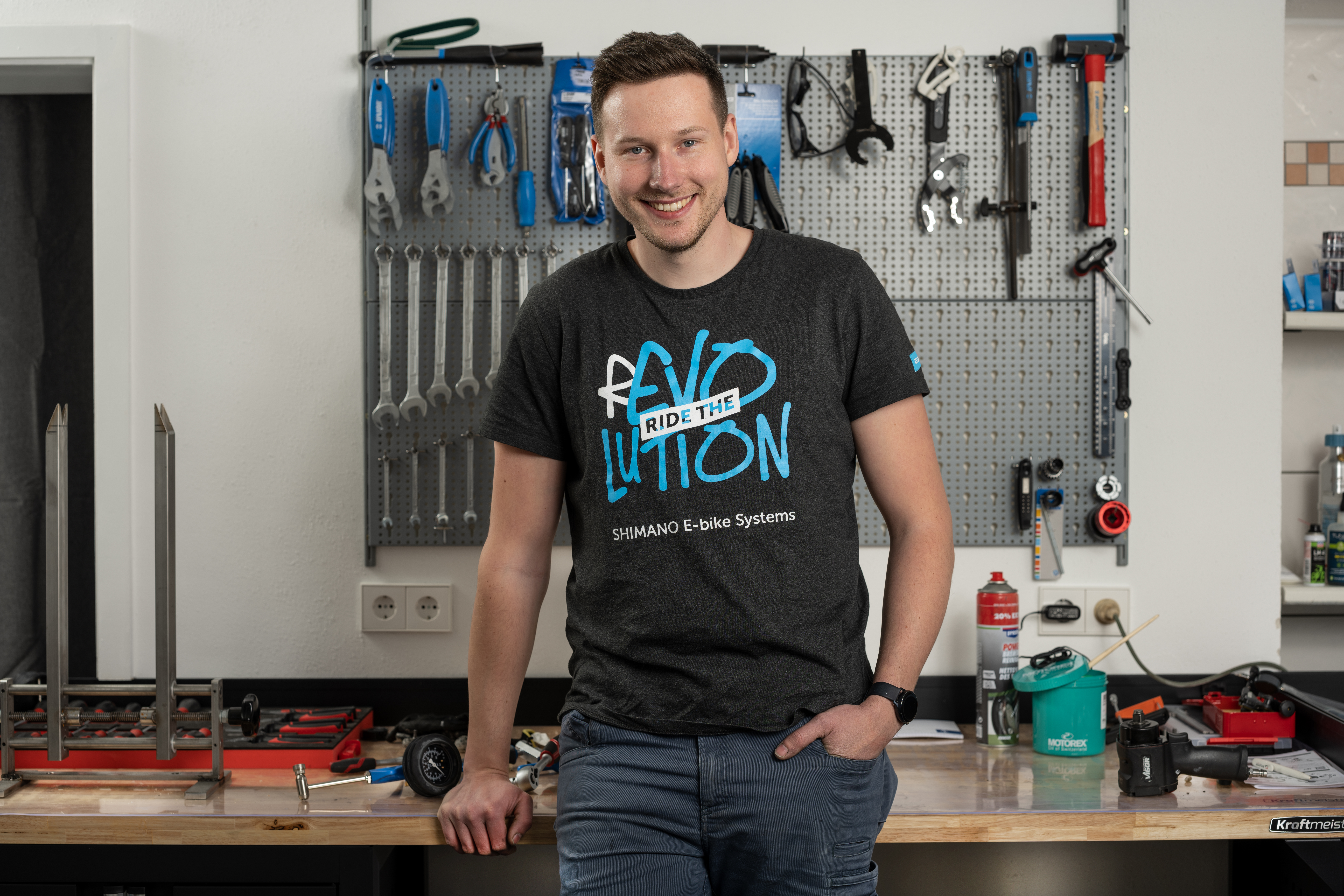 Adrian Kensch in seiner Fahrradwerkstatt