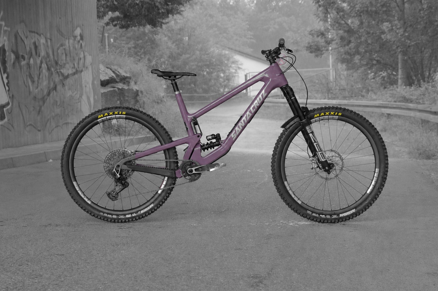 Mountainbike mit Federgabel und Dämpfer